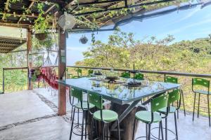 a table and chairs on a balcony with a view at Pistacho in Minca