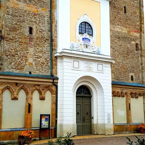 eine Kirche mit einer Tür, einem Fenster und einem Gebäude in der Unterkunft Ferienwohnung 1 Christiansdorf Freiberg in Freiberg