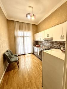 a kitchen with a counter and a chair in a room at Sumgayit Apart House in Sumqayıt