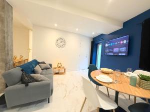 a living room with a couch and a table at Magnifique studio, proche du centre in Rodez