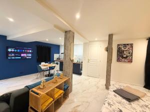 a living room with a couch and a table at Magnifique studio, proche du centre in Rodez +12 photos