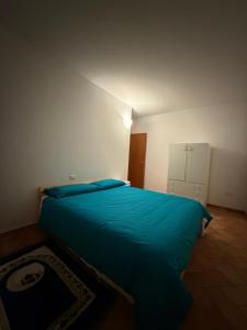 a bedroom with a large blue bed in a room at ZIO CESARE FOSSO' 4 int 2 in Fossò