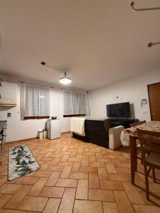 a living room with a couch and a television at ZIO CESARE FOSSO' 4 int 2 in Fossò