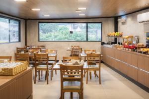 a restaurant with tables and chairs and a counter at Pousada Du Valle in Embu