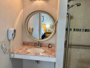 Ένα μπάνιο στο Rodeway Inn +20 φωτογραφίες