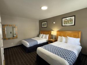Ένα ή περισσότερα κρεβάτια σε δωμάτιο στο Rodeway Inn