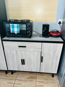 a microwave oven sitting on top of a counter at Kasi Retreat in Northam