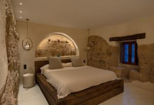 a bedroom with a bed with a large window at Espacio Biocompatible - Villa Raíz in Requena