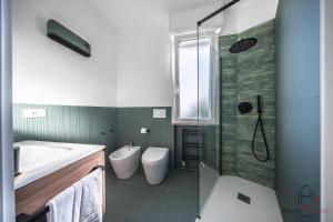 a bathroom with a toilet and a sink and a shower at Panorama Blu - Spiaggia 7min - Terrazza - WiFi in Celle Ligure