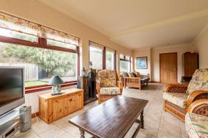 a living room with a tv and a table at Melon Park - Elie in Elie