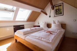 許萊登的住宿－Ferienhaus Wildblick，一间卧室配有两张带白色床单的床