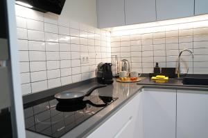 a kitchen with a frying pan on a stove at Casa Dolce Casa - Elegant 3BR Apartment Near Metro & Beach,Valencia in Valencia