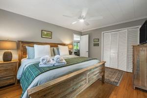 a bedroom with a large bed with towels on it at Mountain View Cottage by Carolina Mornings in Waynesville