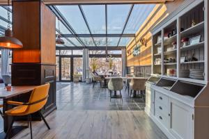 a kitchen and dining room with a glass ceiling at Hotel Brasserie de Klok in Zutendaal