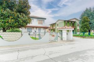 a white fence in front of a house at Relax Stay vicino Padova e Brenta in Vigonza