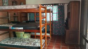 a room with two bunk beds in a house at Bruno Pereira in Guarujá