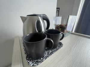 Drei Kaffeetassen stehen auf einem Tablett auf einem Tisch. in der Unterkunft Isamar in Grosseto