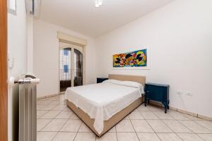 a bedroom with a bed and a painting on the wall at Blue Dreams - Marittima in Marittima