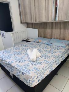 a bed with a pile of towels on it at Residencial Clube Recanto dos Coqueiros in Aracaju +18 photos