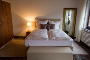 sypialnia z dużym białym łóżkiem i lampką w obiekcie Domizil im Weserbergland w mieście Dölme