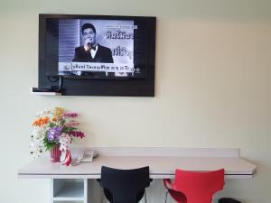 A television and/or entertainment centre at Smile Resort Thungsong