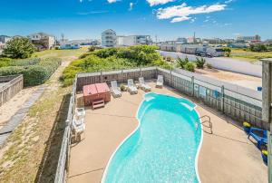 an overhead view of a swimming pool on top of a building at Shell Town – Nags Head MP 16, Ocean View, 360 Yds to Beach, Pool, Hot Tub, Flex Stays in Nags Head