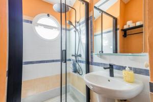 a bathroom with a sink and a shower at GuestReady - Calvario Rota 30 JC in Rota