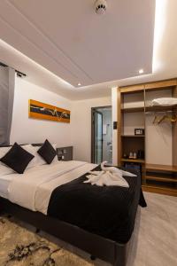 ein Schlafzimmer mit einem großen Bett in einem Zimmer in der Unterkunft The Cabyn Boutique Hotel in Pantang