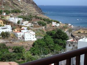 una vista de un pueblo en una colina con el océano en La casa de Emma, en Los Campitos