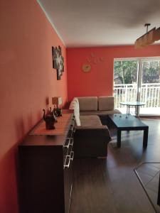a living room with a couch and a table at Apartament Sonatka w Międzywodziu in Międzywodzie