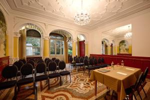 a conference room with chairs and a table and a chandelier at Hotel & Residence Torino Centro - Stazione Porta Susa in Turin