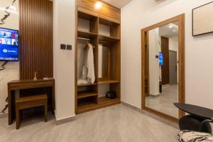 ein Ankleidezimmer mit Spiegel und Fernseher in der Unterkunft The Cabyn Boutique Hotel in Pantang + 98 Fotos