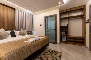 ein Hotelzimmer mit einem Bett und einer Glastür in der Unterkunft The Cabyn Boutique Hotel in Pantang