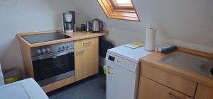 a small kitchen with a stove and a sink at Ferienwohnung am Salzsee in Bad Windsheim