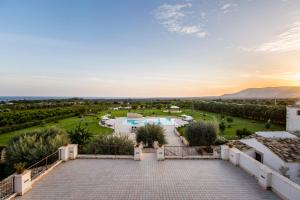 an aerial view of a villa with a swimming pool at Casal Sikelio in Cassibile