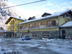 Nespecifikovaný výhled na hory nebo výhled na hory při pohledu z hotelu
