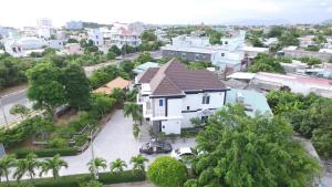 Ett flygfoto av Hoa Sua Motel