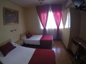 Postel nebo postele na pokoji v ubytování Hostal Suárez