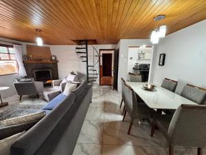 a living room with a couch and a table at Apartamento parque capivari no centro de capivari in Campos do Jordão