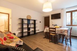 a living room with a table and a dining room at Loppia Bay View Apartment in Bellagio
