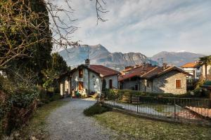 a village with houses and mountains in the background at Loppia Bay View Apartment in Bellagio