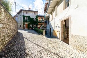 a cobblestone street in an alley between buildings at Lilliput Tiny Studio in Bellagio