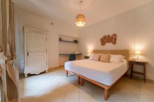 a bedroom with a large white bed in a room at Beach Lake Apartment in Bellagio