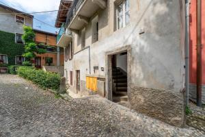 an alley with a door leading into a building at Beach Lake Apartment in Bellagio