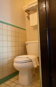 un bagno con un water e asciugamani su un supporto di Hotel Nelson a Tijuana