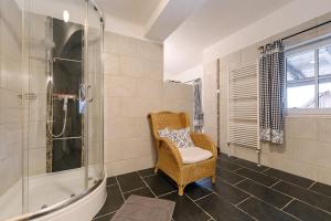 a bathroom with a chair and a shower at Rinntaverne in Palfau