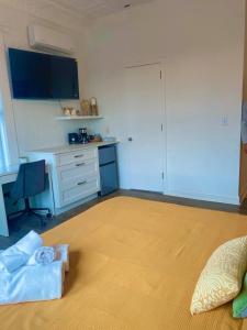 a room with a bed and a desk and a kitchen at No7-Corner Studio in Bridgeport