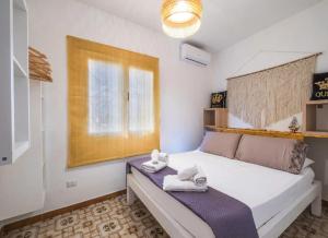 a bedroom with a bed with towels on it at Fronte Mare in Centro a Torre Lapillo in Torre Lapillo