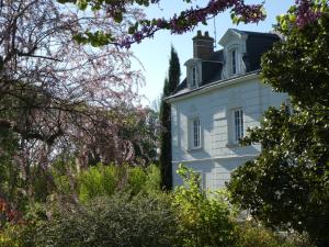 a white building with a tower on top of it at Le Chat Courant in Villandry