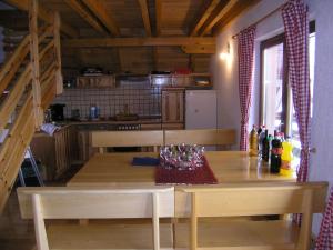 eine Küche mit einem Holztisch im Zimmer in der Unterkunft Planinska kuća Kupres in Kupres